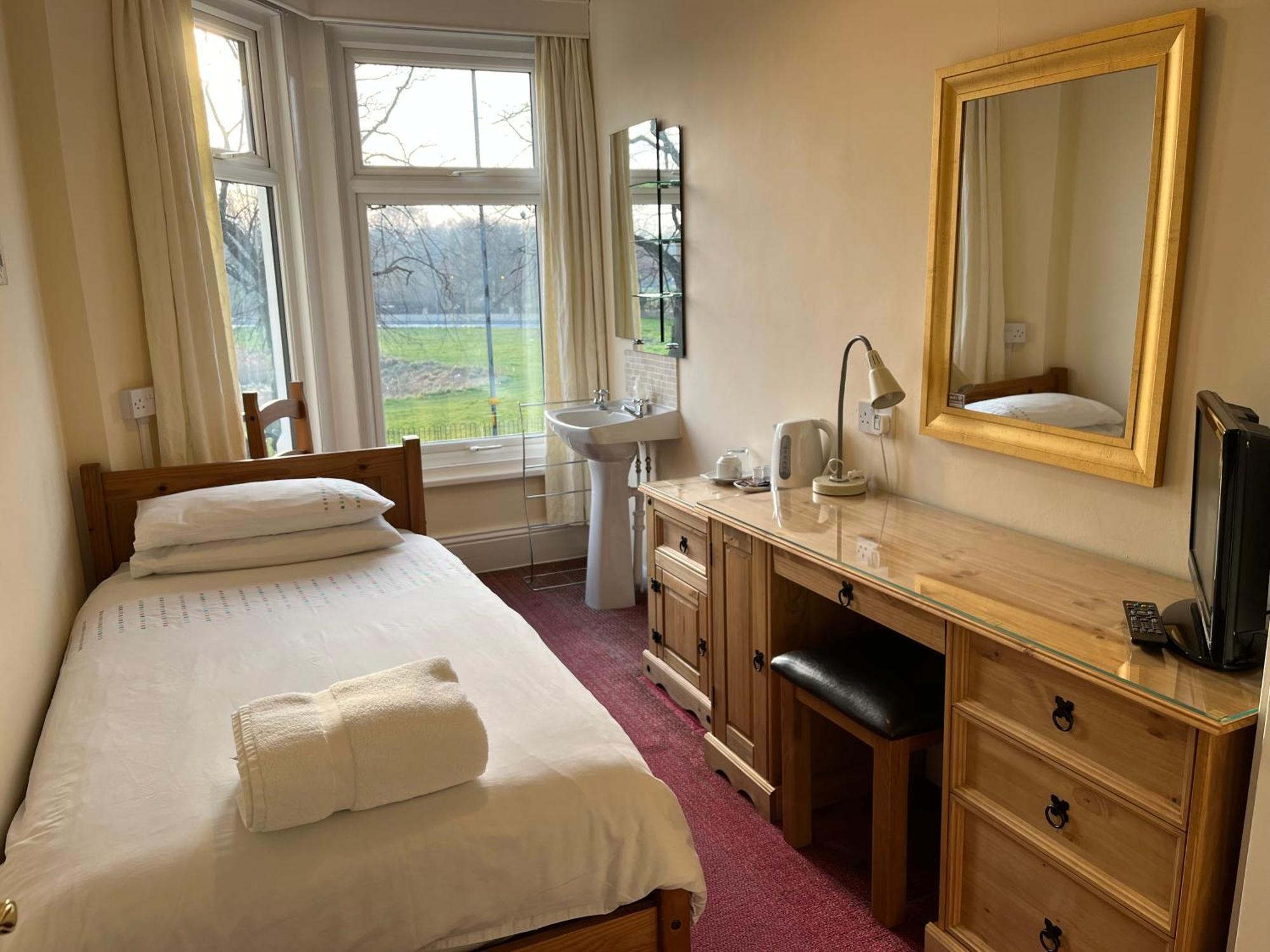 Chadwick Guest House Middlesbrough Bagian luar foto